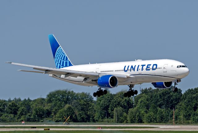 Boeing 777-200 (N217UA) - UAL3771 Heavy, a Boeing B777-222, arriving from Houston Bush Int'ctl (KIAH), on 22 Aug 2024.