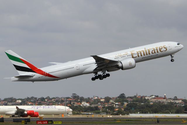 BOEING 777-300 (A6-ECE)
