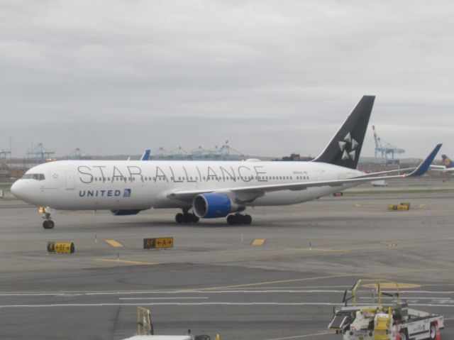 BOEING 767-300 (N652UA)