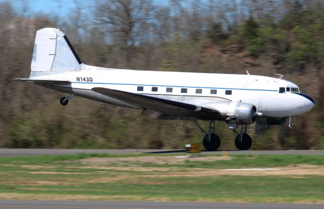 Douglas DC-3 (N143D)