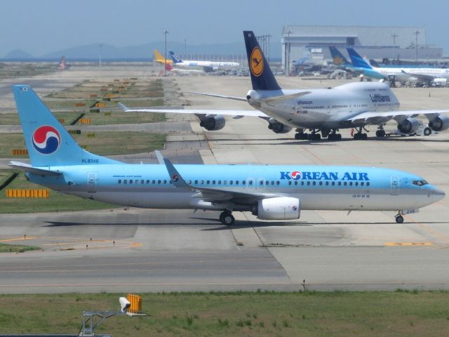 Boeing 737-700 (HL8246)