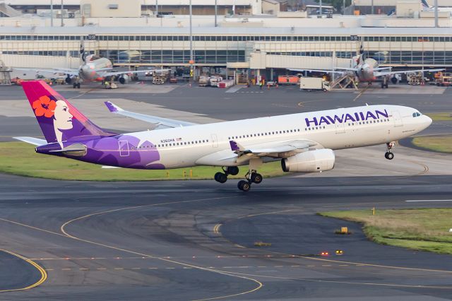 Airbus A330-200 (N360HA) - HA451/HAL451 fr. HNL Honolulu, R16R SYD/YSSY 07/01/2018