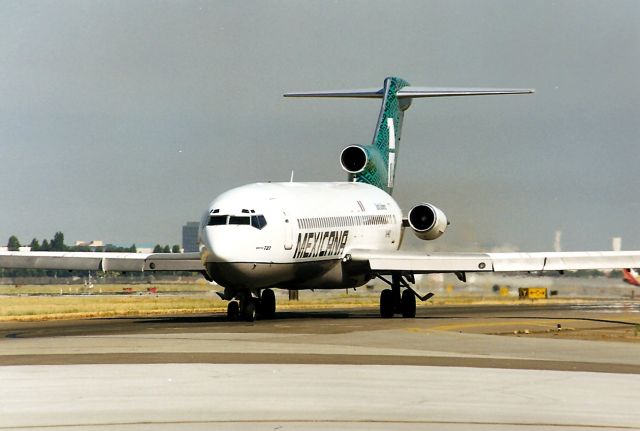 BOEING 727-200 (XA-MXC) - KSJC - Mexicana served Guadalajara with 727 for many years at KSJC then used 757 aircraft after year 2000.