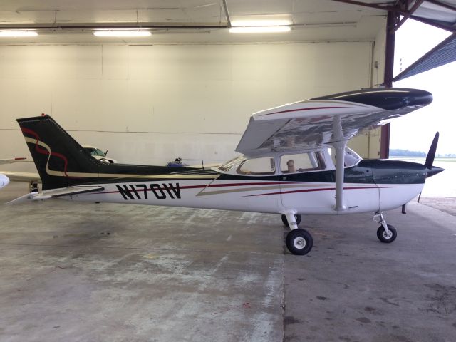 Cessna Skyhawk (N1701V) - Super nice Skyhawk.