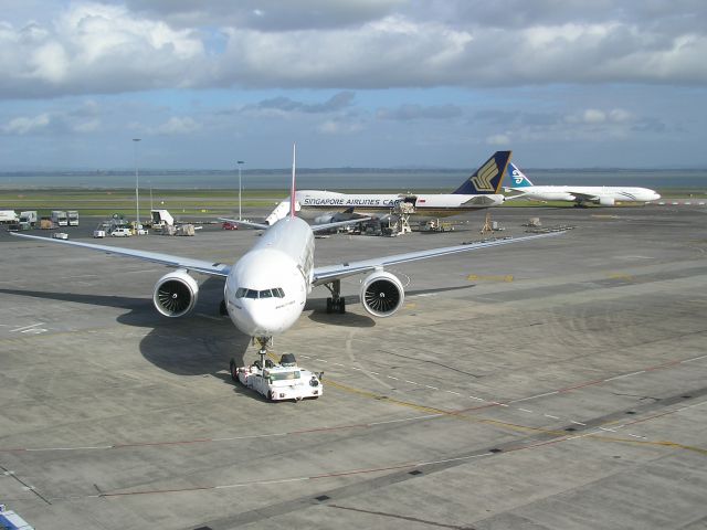 BOEING 777-300 (A6-EGI)