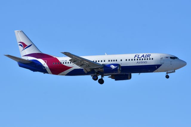 BOEING 737-400 (C-FLHE) - Flair Airlines Boeing 737-490 arriving at YYC on Jan 28.