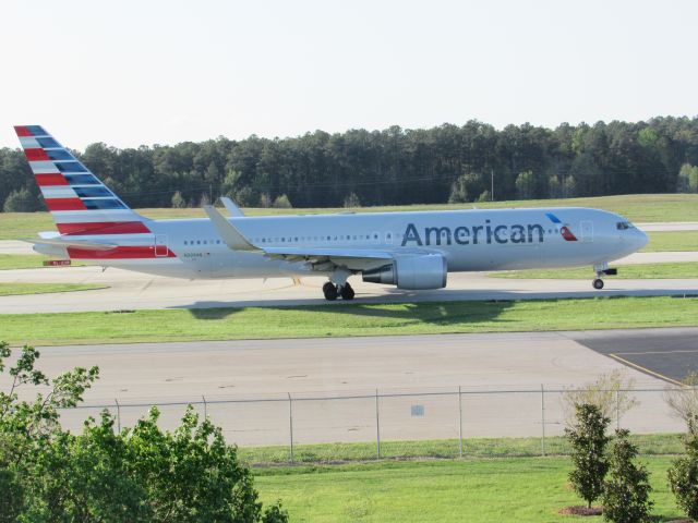 BOEING 767-300 (N399AN) - N399AN at RDU