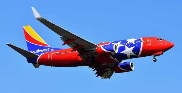 Boeing 737-700 (N922WN) - The beautiful, and very much noticeable, Tennessee One on approach to 23R, 7/15/18.