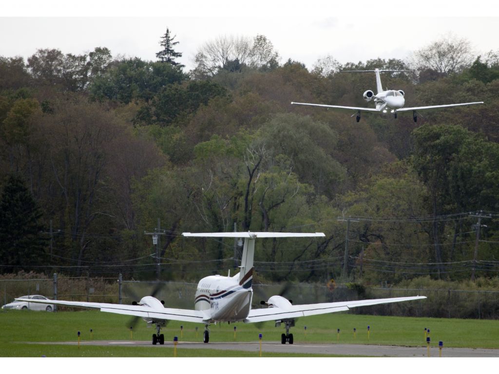 Beechcraft Super King Air 200 (N17VA) - Holding short of ruway 08 while a CJ3 (N525EZ) is on short final.