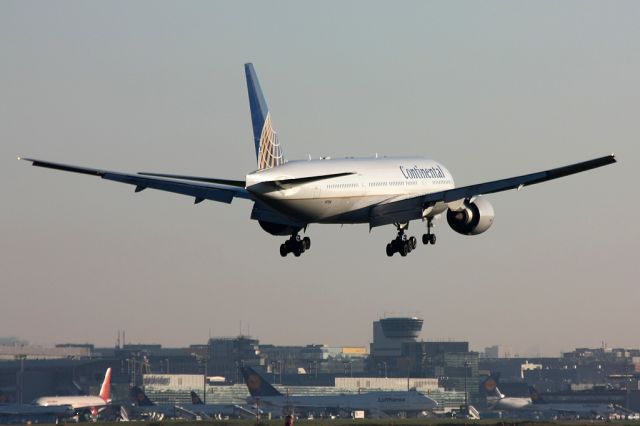 Boeing 777-200 (N77014)