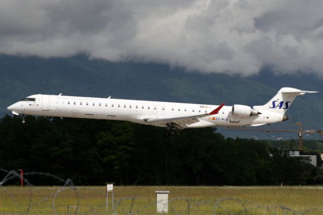 Bombardier CRJ-1000 (EC-MJQ) - On short finals for rwy 23 on 29-May-18 operating flight SAS613 from EKCH.