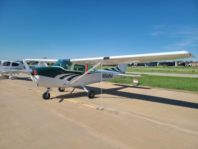 Cessna Skyhawk (N64464)