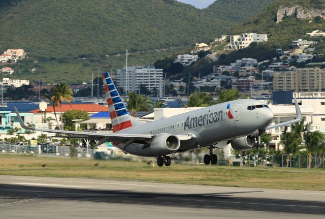 Boeing 737-800 (N973NN)