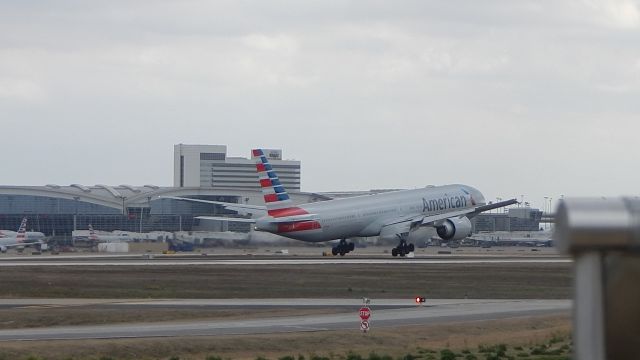 BOEING 777-300 (N729AN) - AAL138 in from Hong Kong (VHHH)