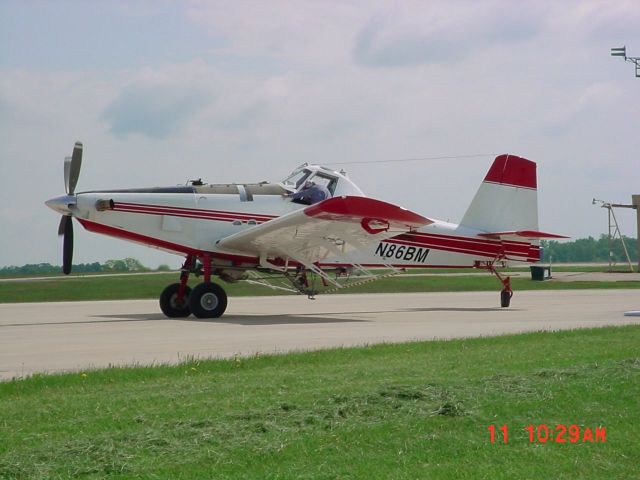 Beechcraft King Air 100 (N86BM) - Reloading at KHNB on 5/11/09 at KHNB