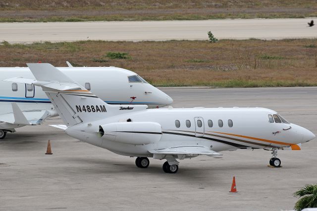 Hawker 800 (N488AM)