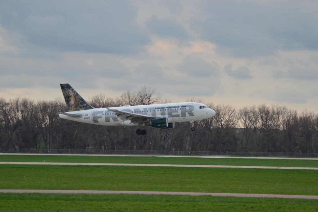 Airbus A319 (N910FR) - N910FR on final to Runway 3 in KFSD.