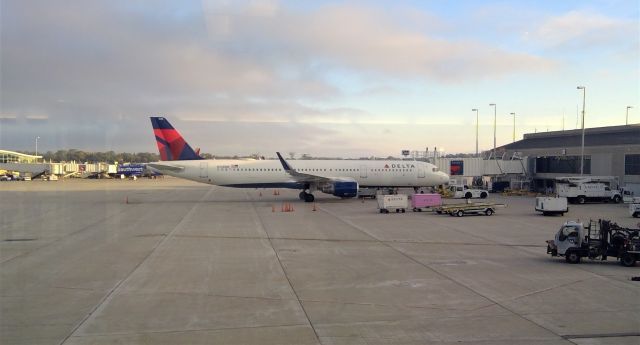 Airbus A321 (N328DN) - Delta Airlines A321 that's gonna be departing from Milwaukee for a short flight up to Minneapolis.