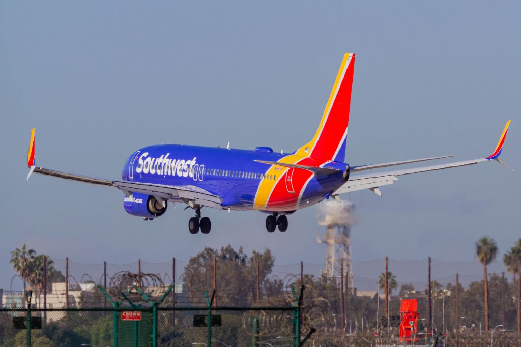 Boeing 737-800 (N8514F)