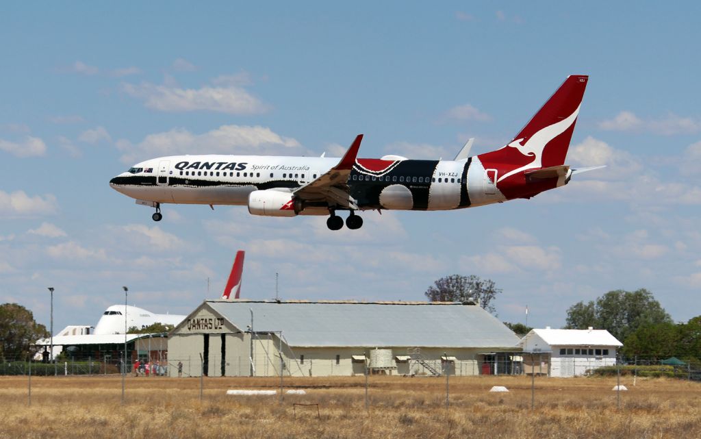 Boeing 737-700 (VH-XZJ) - Charter flight into Longreach 20/10/2018, hanger in the background is the original Qantas hanger