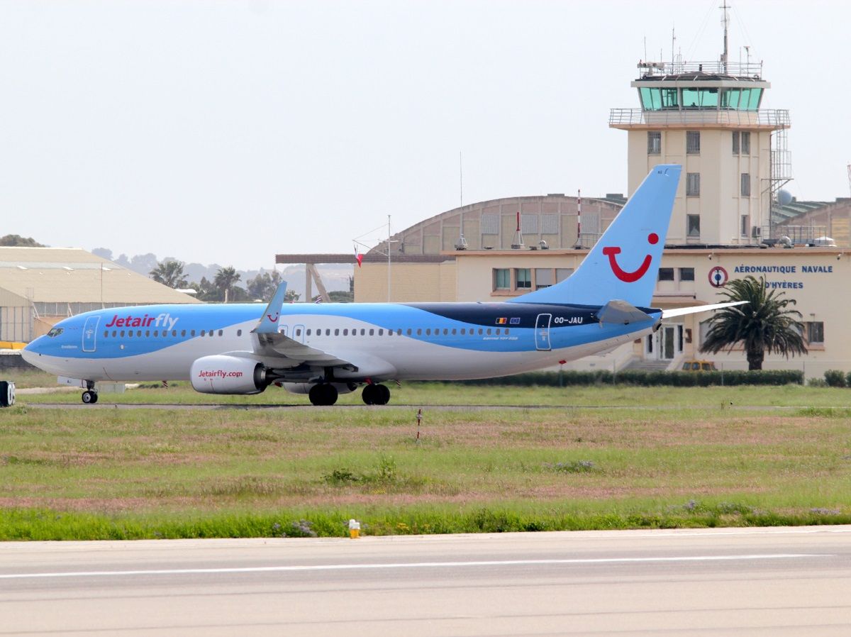 Boeing 737-800 (OO-JAU)