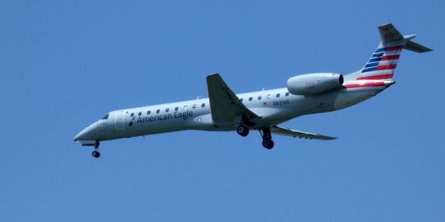 Embraer ERJ-145 (N691AE) - On final is this 2004 American Airlines Eagle Embraer 145LR in the Summer of 2021.