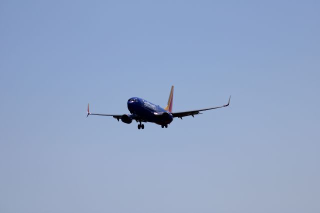 Boeing 737-800 (N8681M)