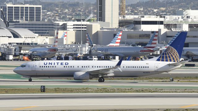 Boeing 737-900 (N62892) - Taxiing to gate at LAX