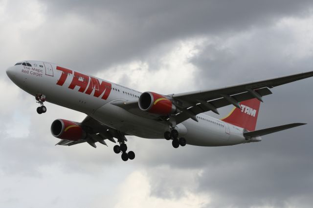 Airbus A330-200 (PT-MVL) - TAM A330-200, wearing the old livery.