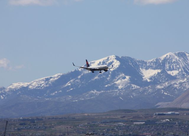 BOEING 767-300 (N198DN)