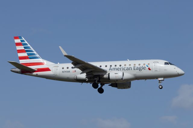 Embraer 170/175 (N741AK)