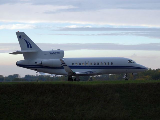 Dassault Falcon 900 (N137SF)