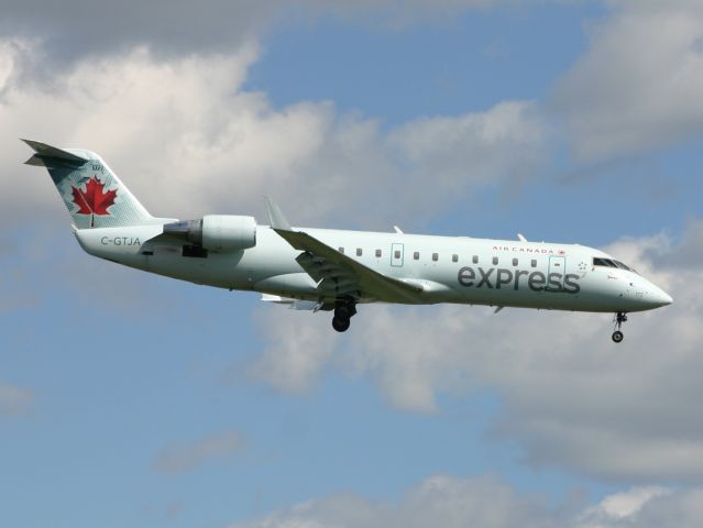 Canadair Regional Jet CRJ-200 (C-GTJA)