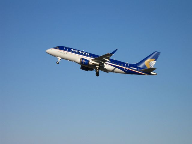 Embraer 170/175 (N826MD)