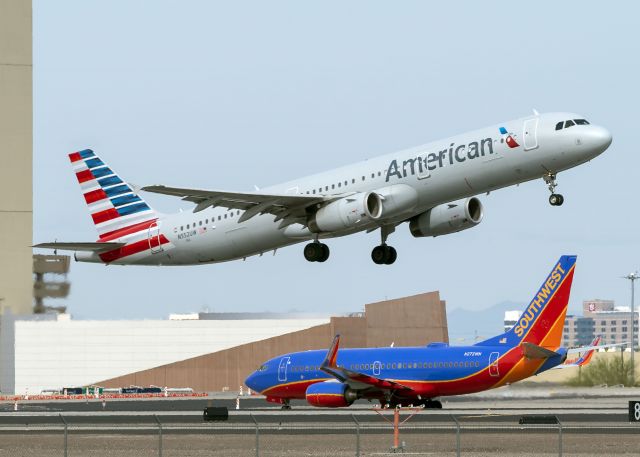 Airbus A321 (N552UW)