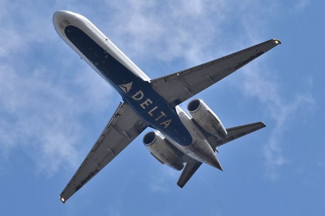 Boeing 717-200 — - Intercepting the localizer for R-32 02-28-24 over the top of my house.