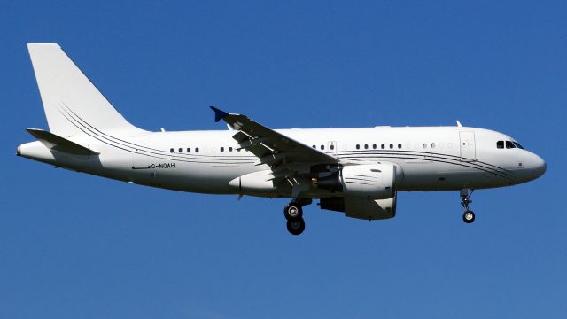 Airbus A319 (G-NOAH)