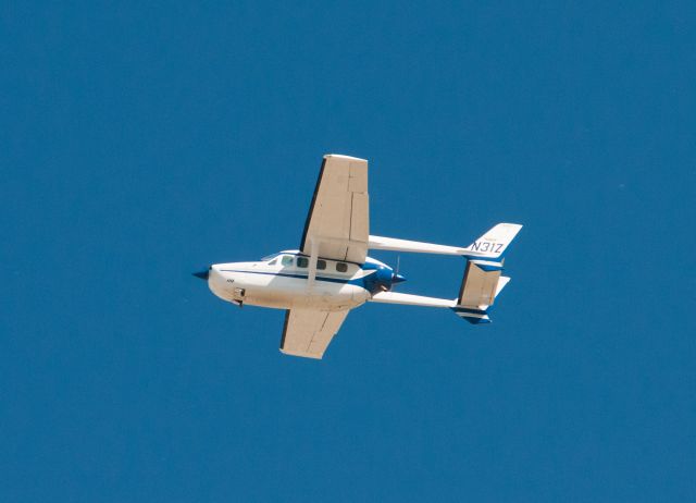 Cessna T337G Pressurized Skymaster (N31Z) - This morning this aircraft departed 27 at Carson City for northern Oregon.