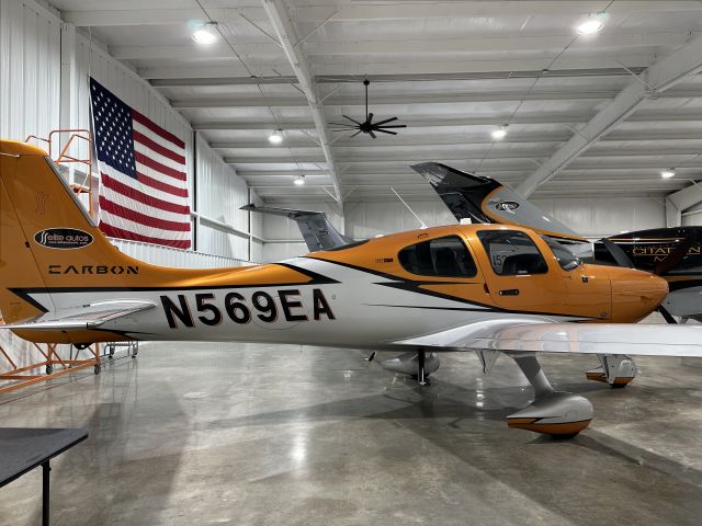 Cirrus SR-22 (N569EA)