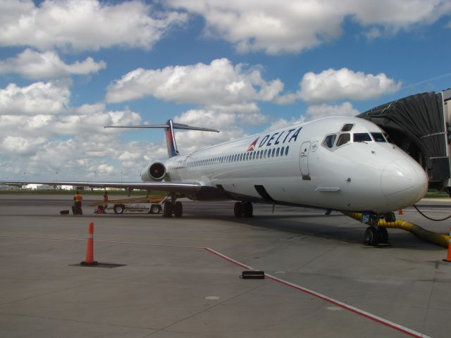 McDonnell Douglas MD-88 (N942DL)