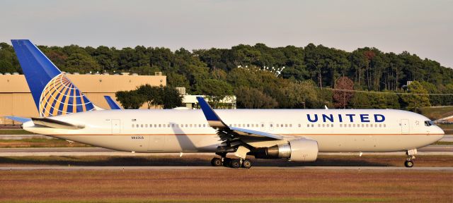 BOEING 767-300 (N643UA)