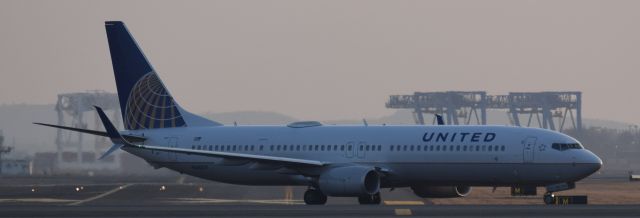 Boeing 737-700 (N68817)