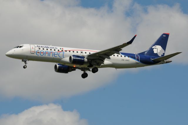 Embraer ERJ-190 (XA-AAC)