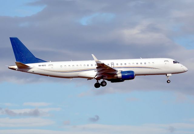 Embraer ERJ-190 (9H-NYC)