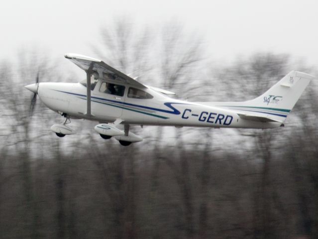 Cessna Skylane (C-GERD) - Take off runway 26