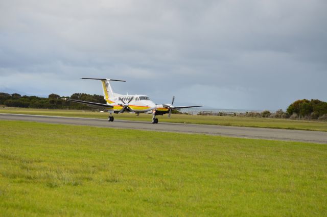 Beechcraft Super King Air 200 (VH-LTQ) - RFDS kingair VH-LTQ landing RWY 32, Feb 2016