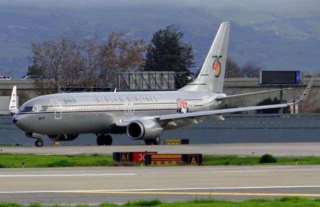 Boeing 737-800 (N569AS)