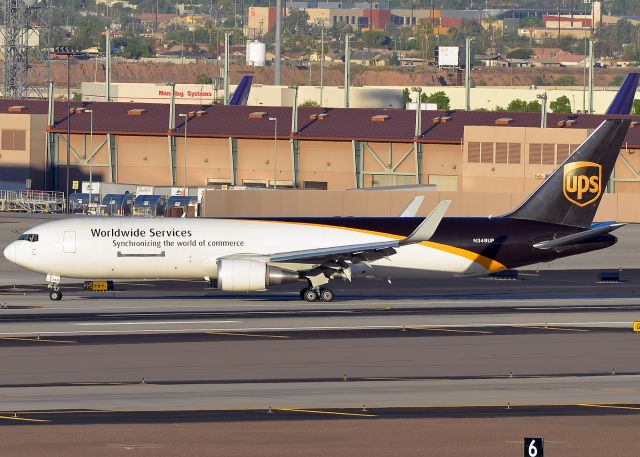 BOEING 767-300 (N348UP)