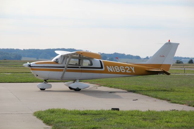 Cessna Skyhawk (N1862Y) - Parked on ramp on 8/23/2011