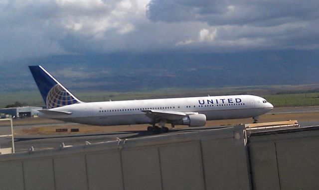 N672UA — - United Airlines Flight# 824 Photo 2